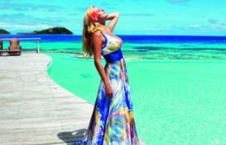 Η Ζέτα Μακρυπούλια φωτογραφίζεται με φόρεμα Raxevsky στα νησιά Bora Bora
