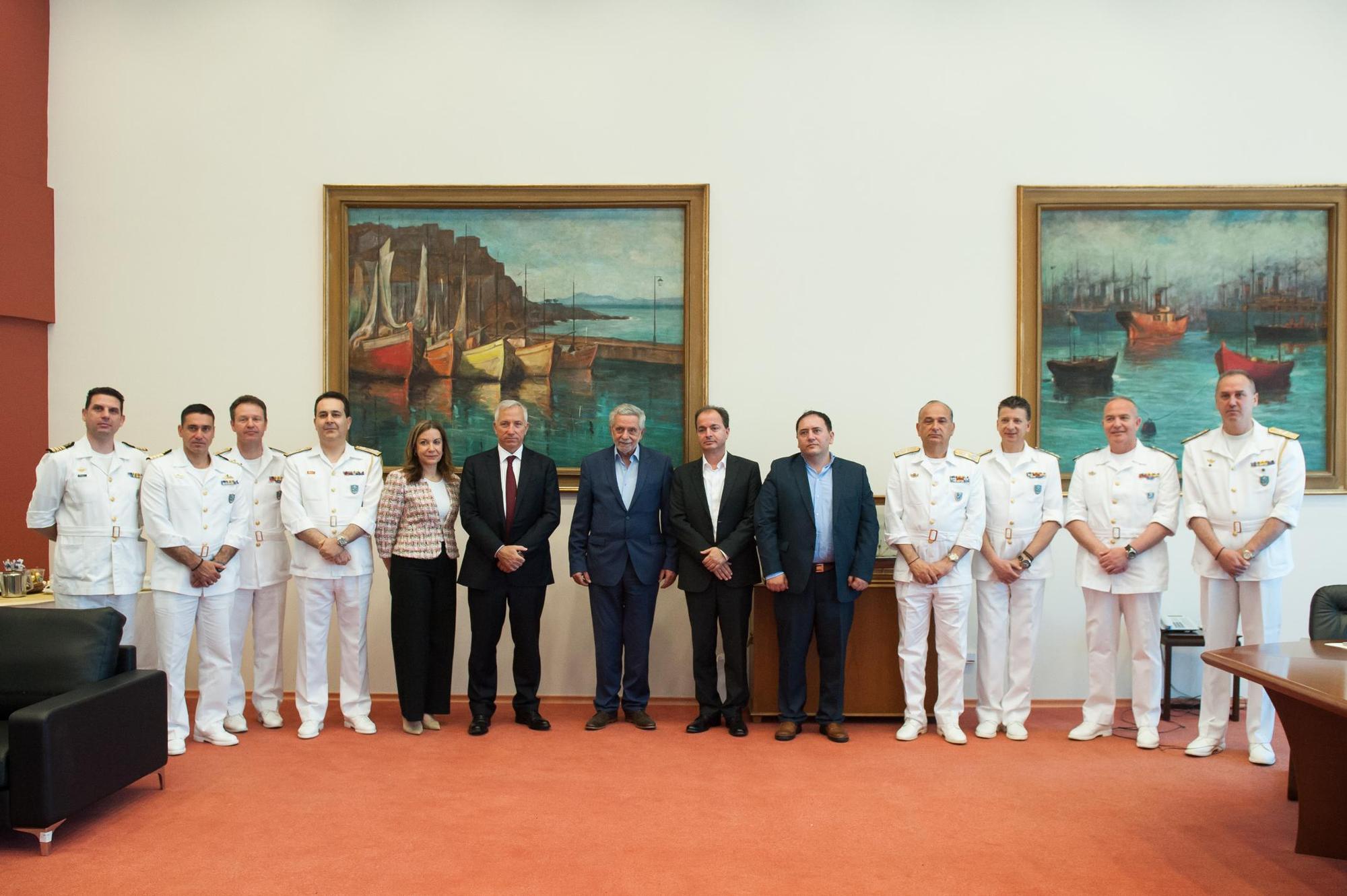 Ο Υπουργός Ναυτιλίας και Νησιωτικής Πολιτικής, κ. Θεόδωρος Δρίτσας, ο Αρχηγός του Λιμενικού Σώματος - Ελληνικής Ακτοφυλακής, Αντιναύαρχος Λ.Σ., κ. Σταμάτιος Ράπτης, και ο Πρόεδρος και Διευθύνων Σύμβουλος του Ομίλου ΟΤΕ, κ. Μιχάλης Τσαμάζ, μαζί με στελέχη του Υπουργείου και του Λιμενικού Σώματος.