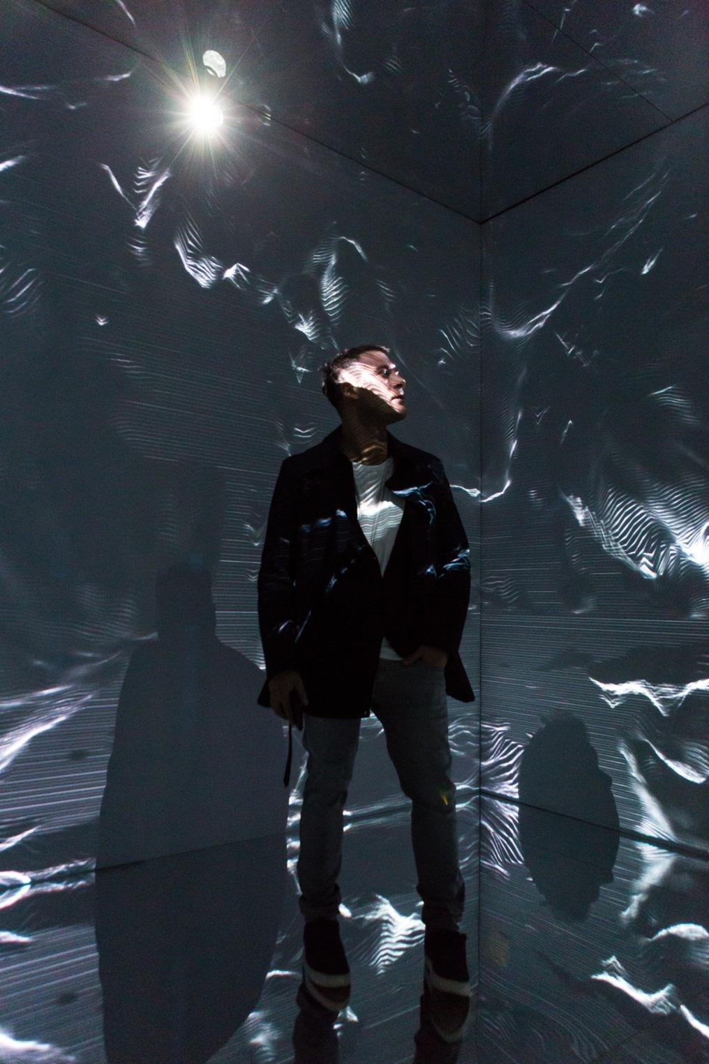 Ο Αντίνοος Αλμπάνης στο "Infinity Room" του Refik Anadol