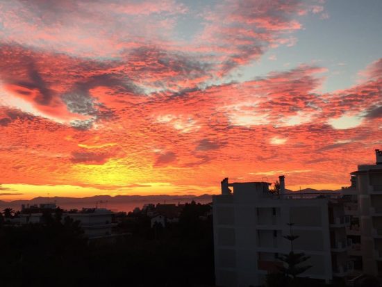 To κόκκινο ηλιοβασίλεμα που τρέλανε το διαδίκτυο ( Photos)