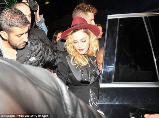 H  Madonna στη δεύτερη εφηβεία της.Φοράει σιδεράκια και σοκάρει