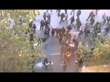 ΒΙΝΤΕΟ: Αντιεξουσιαστές έπαιξαν ξύλο στην πλατεία Συντάγματος