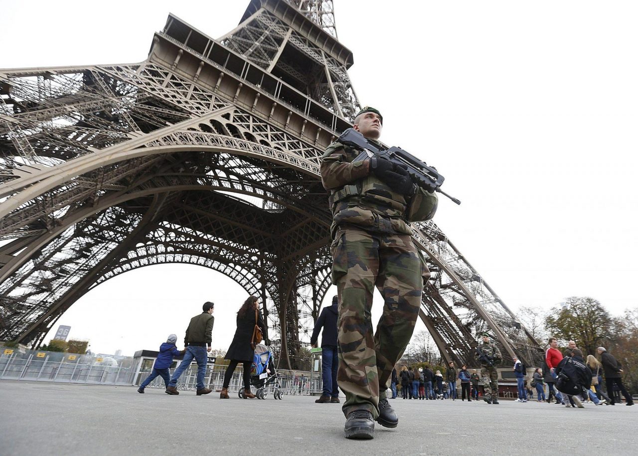 Οι τρομοκράτες «χτύπησαν» και την οικονομία της Γαλλίας Paris-soldier-1280x916