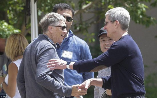 Όταν ο Bill Gates τραγούδησε τα κάλαντα στον Tim Cook