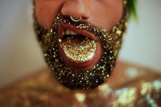 Και ξαφνικά, το Instagram γέμισε μούσια με glitter!