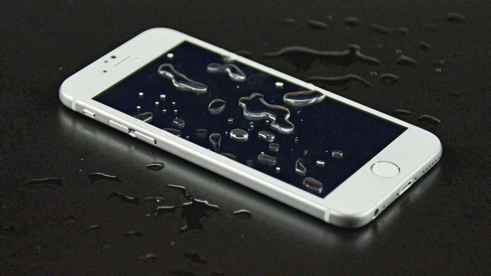 Η Apple βρήκε έναν νέο τρόπο να κάνει τα κινητά της αδιάβροχα