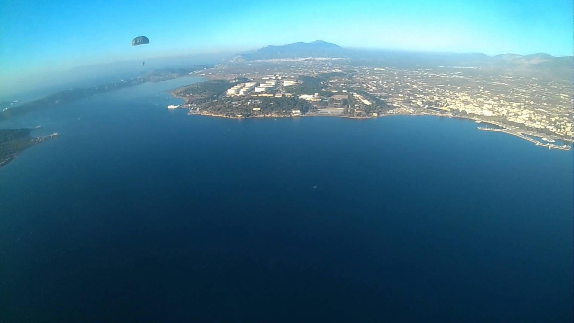 Ο αρχηγός ΓΕΕΘΑ σε πτώση με αλεξίπτωτο! (video)