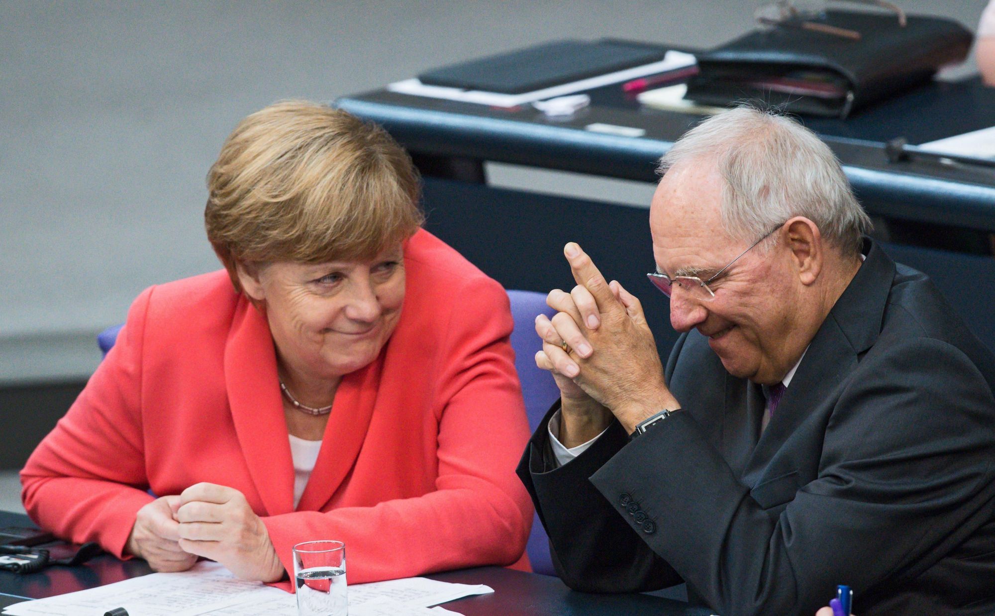 Η Merkel αποθεώνει τον Schaeuble και διαψεύδει τους πάντες
