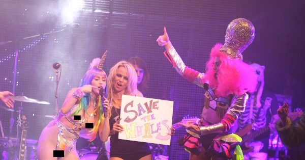 Αυτά συμβαίνουν με Miley και Pamela στην ίδια σκηνή