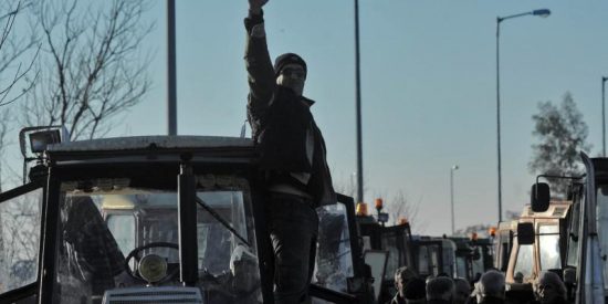 Δεν υποχωρούν οι αγρότες: Τώρα κλείνουν αεροδρόμια και λιμάνια