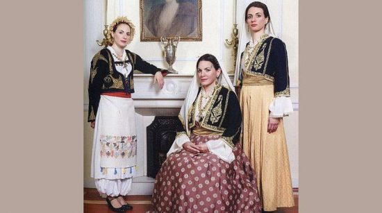 Η Όλγα Κεφαλογιάννη ντύθηκε Κρητικοπούλα!