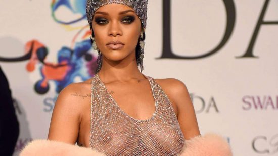 Η Rihanna πούλησε ακουστικά Dolce & Gabbana αξίας 8.895 δολαρίων