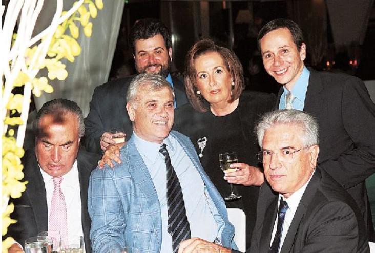 Οι εφοπλιστές χαλαρώνουν. Στο στιγμιότυπο (από αριστερά) οι Νίκος Μουνδρέας, Δημήτρης Μελισσανίδης, Κωνσταντίνος Καραΐνδρος, Στέλλα Καραΐνδρου, Θάνος Καραΐνδρος και Μύρων Τσατσάκης