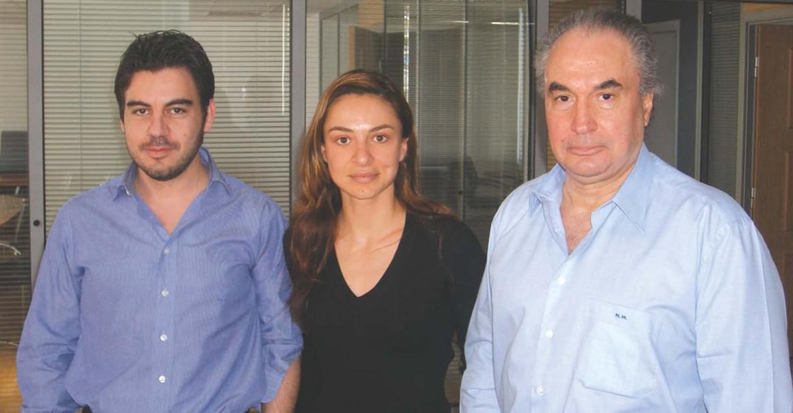 Ο Νίκος Μουνδρέας με τα παιδιά του Γιώργο και Ναταλία.