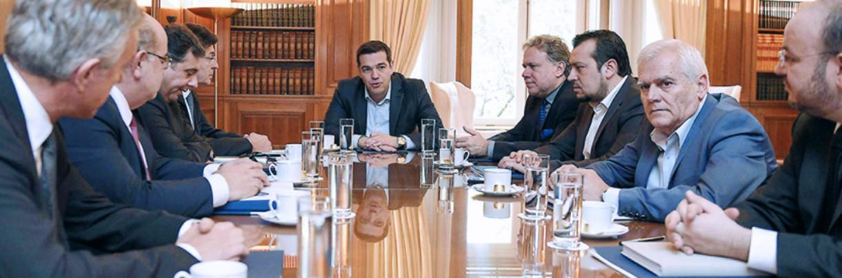 Οι εκπρόσωποι του ΣΕΒ Θ. Φέσσας, του ΣΕΤΕ Α. Ανδρεάδης, της ΕΣΕΕ Β. Κορκίδης και της ΓΣΕΒΕΕΓ. Καββαθάς στη σύσκεψη για το ασφαλιστικό υπό τον πρωθυπουργό Αλ. Τσίπρα, Ιανουάριος 2016.