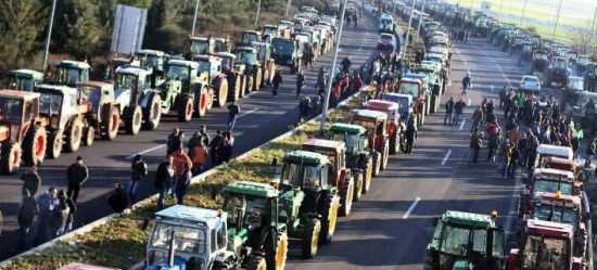 Οργισμενοι οι αγρότες κλείνουν εθνικές οδούς και τελωνεία