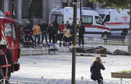 Δέκα νεκροί και τουλάχιστον 15 τραυματίες από καμικάζι στην Κωνσταντινούπολη (upd 16.20)