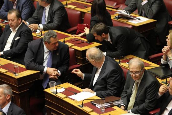 Από το “στα τέσσερα” του Καμμένου, στο “κατεβάσατε τα παντελόνια” του Λεβέντη