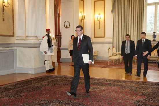 Τι συζητάει ο Καναδός πρέσβης εν κρυπτώ με την κυβέρνηση