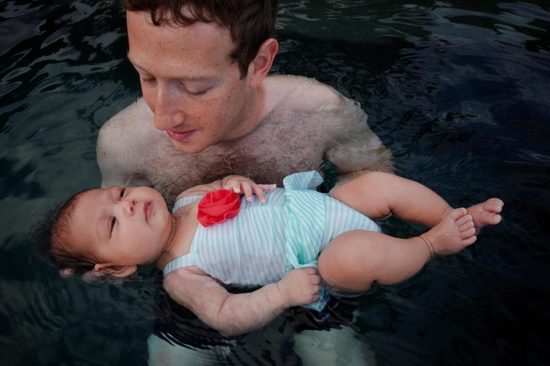 Όταν ο Mark Zuckerberg κολυμπά με την κορούλα του και φωτογραφίζεται!