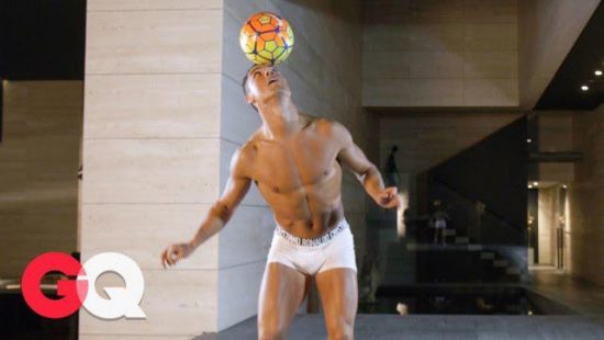 Δείτε τον C. Ronaldo να παίζει μπάλα με… τα εσώρουχα! (video)