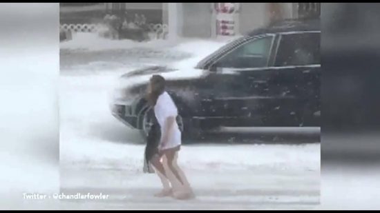 Δείτε το video που έγινε viral με γυναίκα που περπατά ημίγυμνη στους χιονισμένους δρόμους