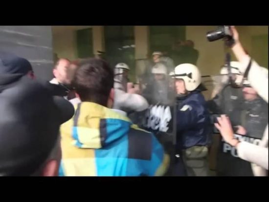 Αγρότες έδειραν άνδρα των ΜΑΤ στη Ροδόπη (VIDEO)