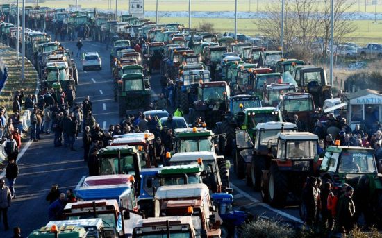 Οργή από τους αγρότες. Πάνω από 15.000 τρακτέρ στους δρόμους