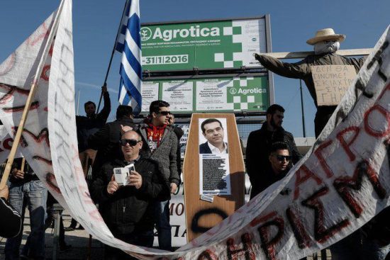 Πολιορκία υπουργού από αγρότες – Ματαιώνονται τα εγκαίνια της Agrotica