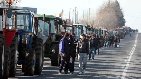Συνεχίζονται τα μπλόκα των αγροτών…Κλείνουν δρόμους και τελωνεία