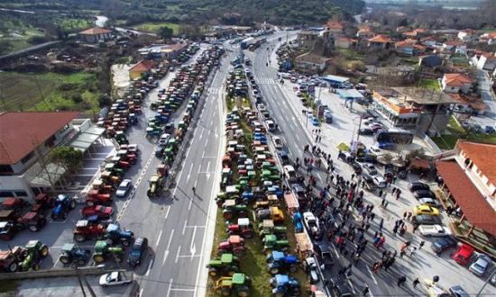 Επ΄αόριστον κλειστά τα Τέμπη – Ανυποχώρητοι οι αγρότες