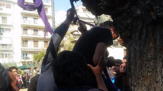 Δημόσια απόπειρα αυτοκτονίας μεταναστών στην πλατεία Βικτωρίας