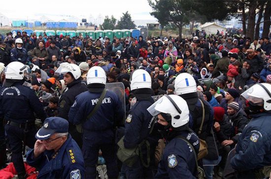 Δραματικές εξελίξεις για την Ελλάδα: Μας έκλεισαν τα σύνορα – Κόλαση στην Ειδομένη!