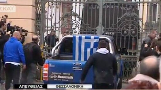 Προσπάθησαν να ρίξουν την πόρτα του υπ. Μακεδονίας Θράκης με αγροτικό αυτοκίνητο