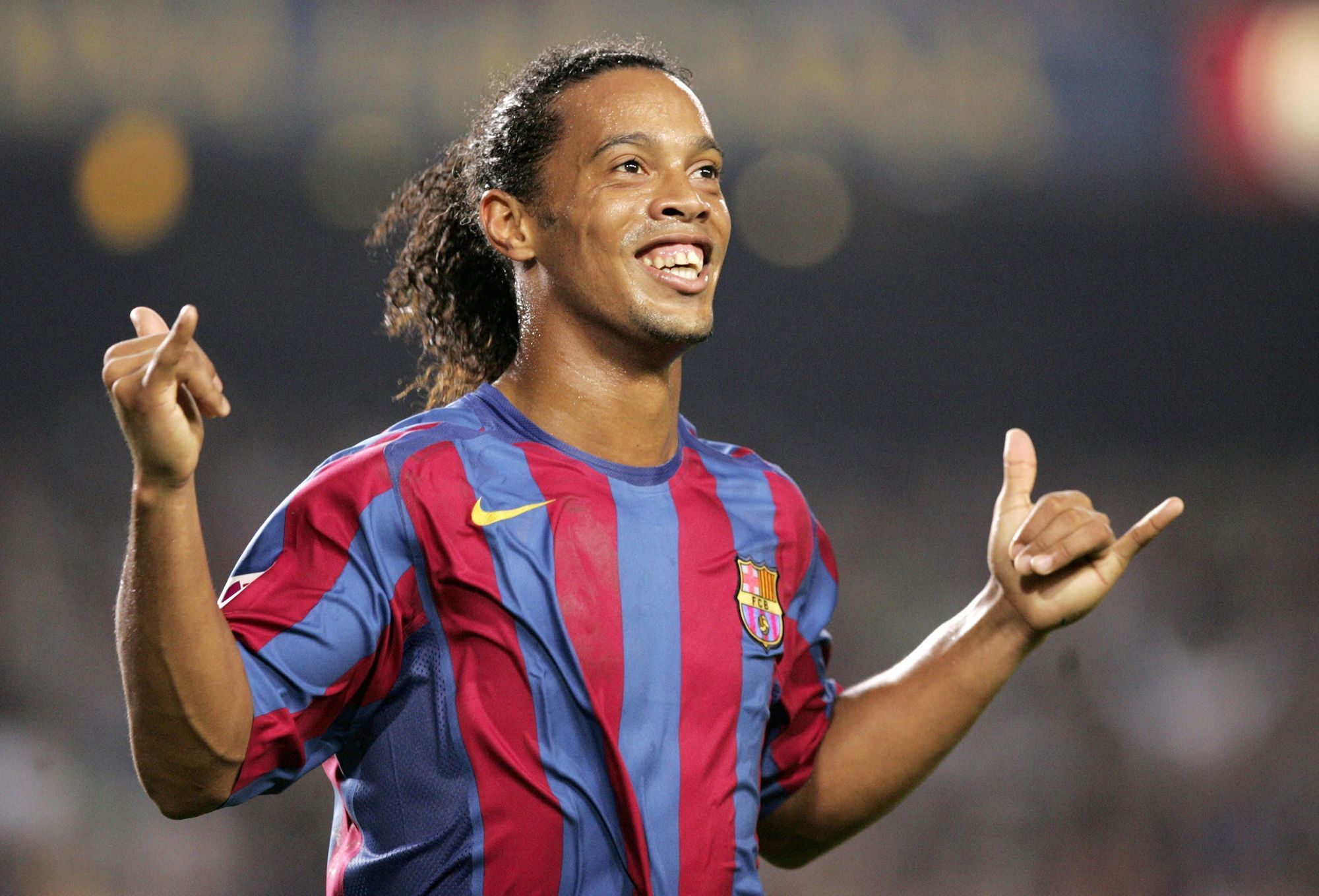 Ο Ronaldinho υπέγραψε αυτόγραφο σε διαιτητή πάνω σε κίτρινη κάρτα (Video)