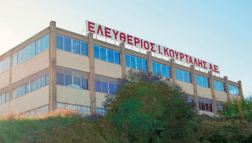 Σε μια έκταση 30.000 στρεμμάτων στα Οινόφυτα λειτουργεί το σύγχρονο εργοστάσιο κλωστοϋφαντουργίας της οικογένειας Κούρταλη.