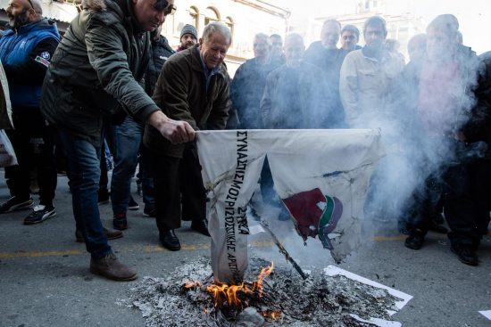Κυνηγάνε παντού τους βουλευτές οι εξοργισμένοι αγρότες