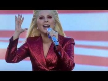 H Lady Gaga τραγούδησε τον εθνικό ύμνο της Αμερικής και εντυπωσίασε!