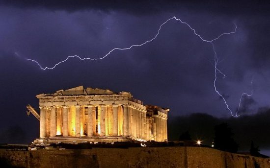 «Μπλακ αόυτ» στα νότια προάστια και έναν τραυματία προκάλεσε η καταιγίδα στην Αττική