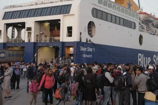 Τι θα τους κάνουμε; Χιλιάδες πρόσφυγες στον Πειραιά – Κλειστά τα σύνορα με τα Σκόπια