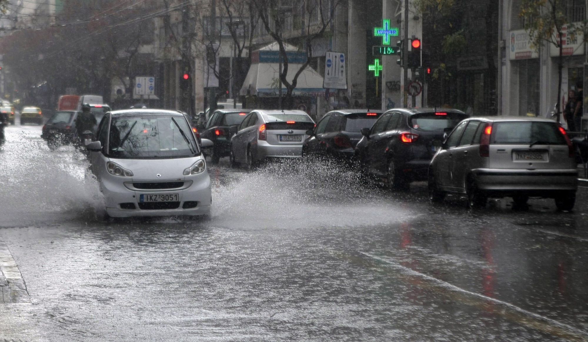 Βροχή και στάση εργασίας προκαλούν μποτιλιάρισμα στους δρόμους