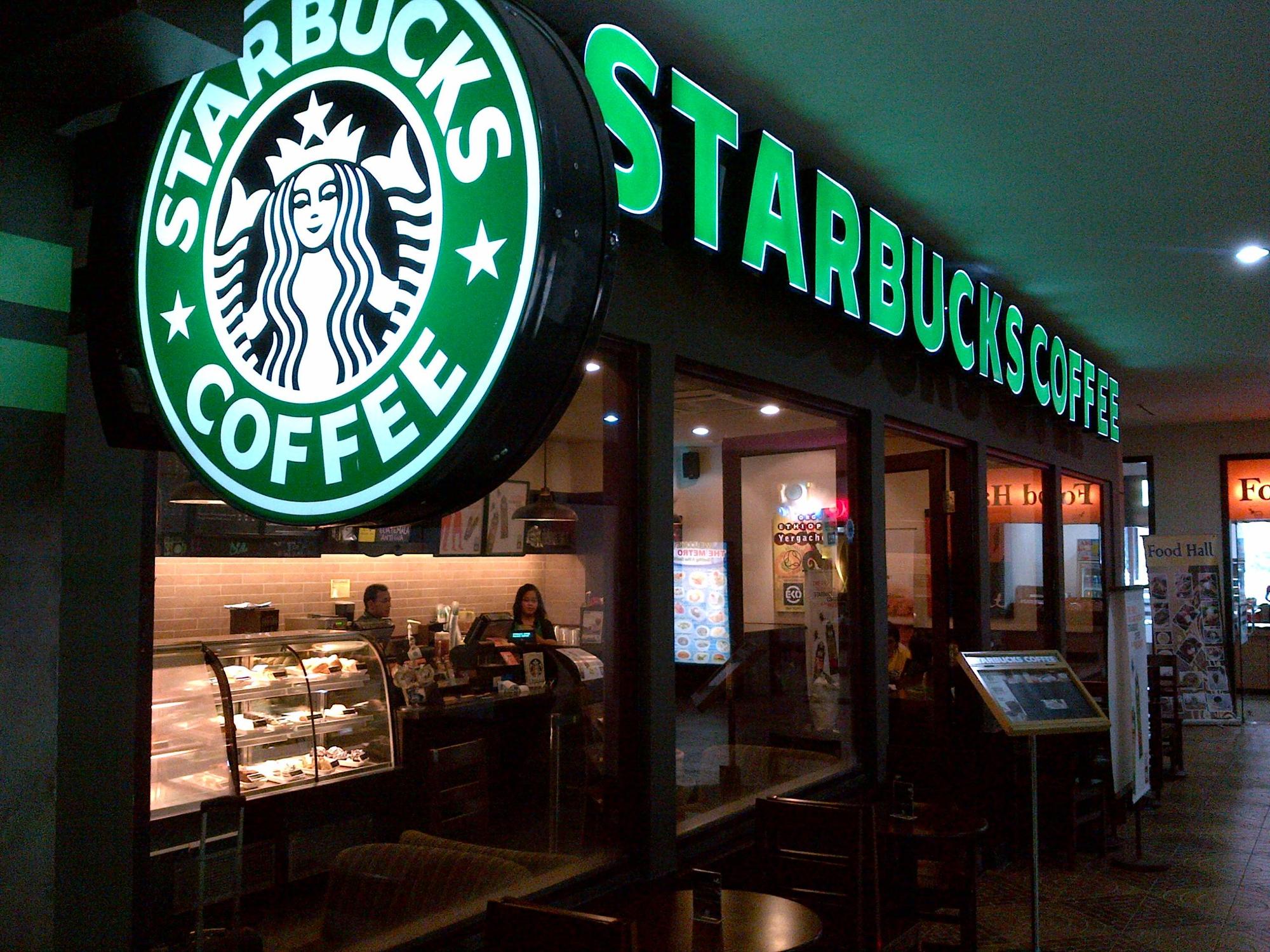 Starbucks: Μοιράζει στους εργαζομένους της 250 εκατ. δολάρια