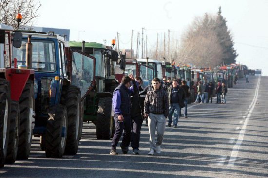 Οι αγρότες κλείνουν και τη Θεσσαλία – Μαζικά μπλόκα κόβουν τη χώρα στα δύο – Δείτε τον αναλυτικό χάρτη