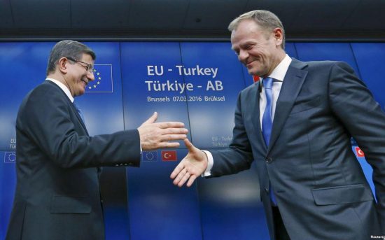 Οριστική συμφωνία Ε.Ε.-Τουρκίας για το προσφυγικό. Juncker: 6.000 μετεγκαταστάσεις το μήνα