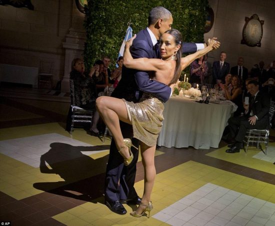 Eδώ ο κόσμος χάνεται και ο Obama χορεύει παθιασμένο tango! (Video)