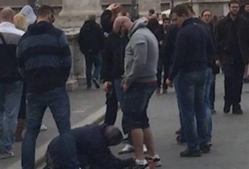 Ντροπή και αίσχος! Φίλαθλοι ουρούν πάνω σε μια ζητιάνα (Video)