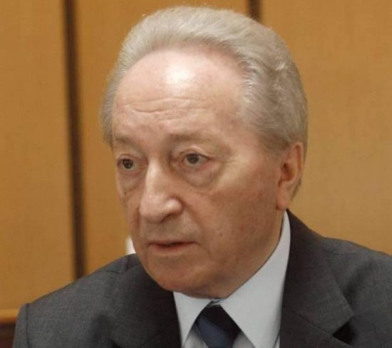 Διπλές και τριπλές συντάξεις σε πρώην βουλευτές, ενώ των πολιτών ψαλιδίζονται