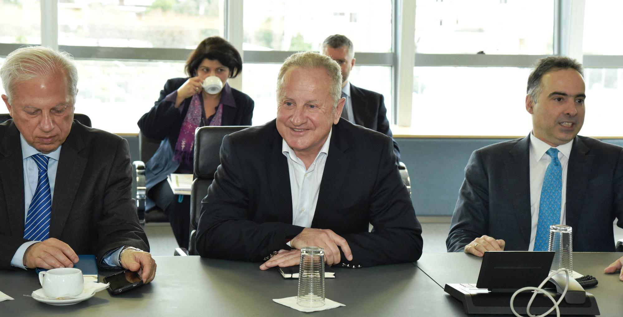 Ο κ. Γρ. Στεργιούλης, δεξιά ο Γενικός Δ/ντης Στρατηγικού Σχεδιασμού & Ανάπτυξης κ. Γιώργος Αλεξόπουλος και αριστερά ο Σύμβουλος Διοίκησης κ. Ανδρέας Τζούρος. 