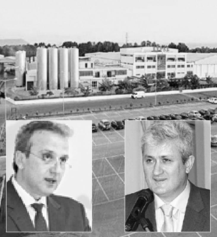 Επάνω, το εργοστάσιο της γαλακτοβιομηχανίας Ολυμπος στη Λάρισα. Δεξιά, ο κ. Δ. Σαράντης και, αριστερά, ο αδελφός του κ. Μιχ. Σαράντης