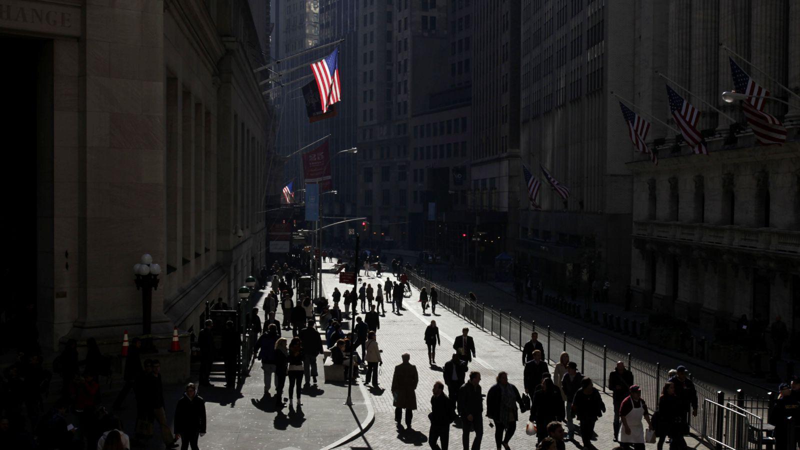 Να γιατί οι μεγάλες χρηματιστηριακές εταιρίες «κατασπαράζουν» τα λεφτά σας!